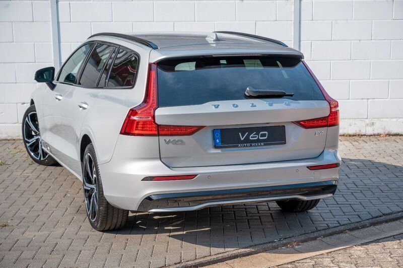 Gebraucht Volvo V60 Plus 197 PS (144 kW) 2022 Silver dawn / metallic Kombi