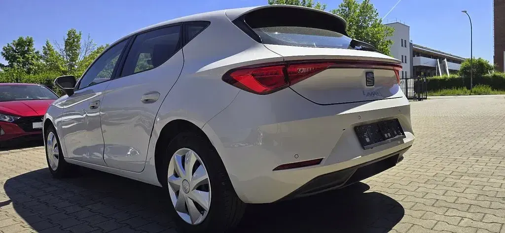 Używany Seat Leon Reference 116 KM (85 kW) 2022 Biały Sedan/Limuzyna