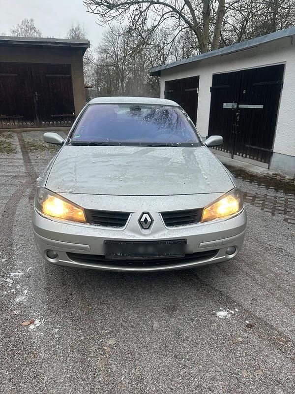 Grau Gebraucht 2005 Renault Laguna II Limousine | 1.900 € (Fairer Preis) - Bild 1/4