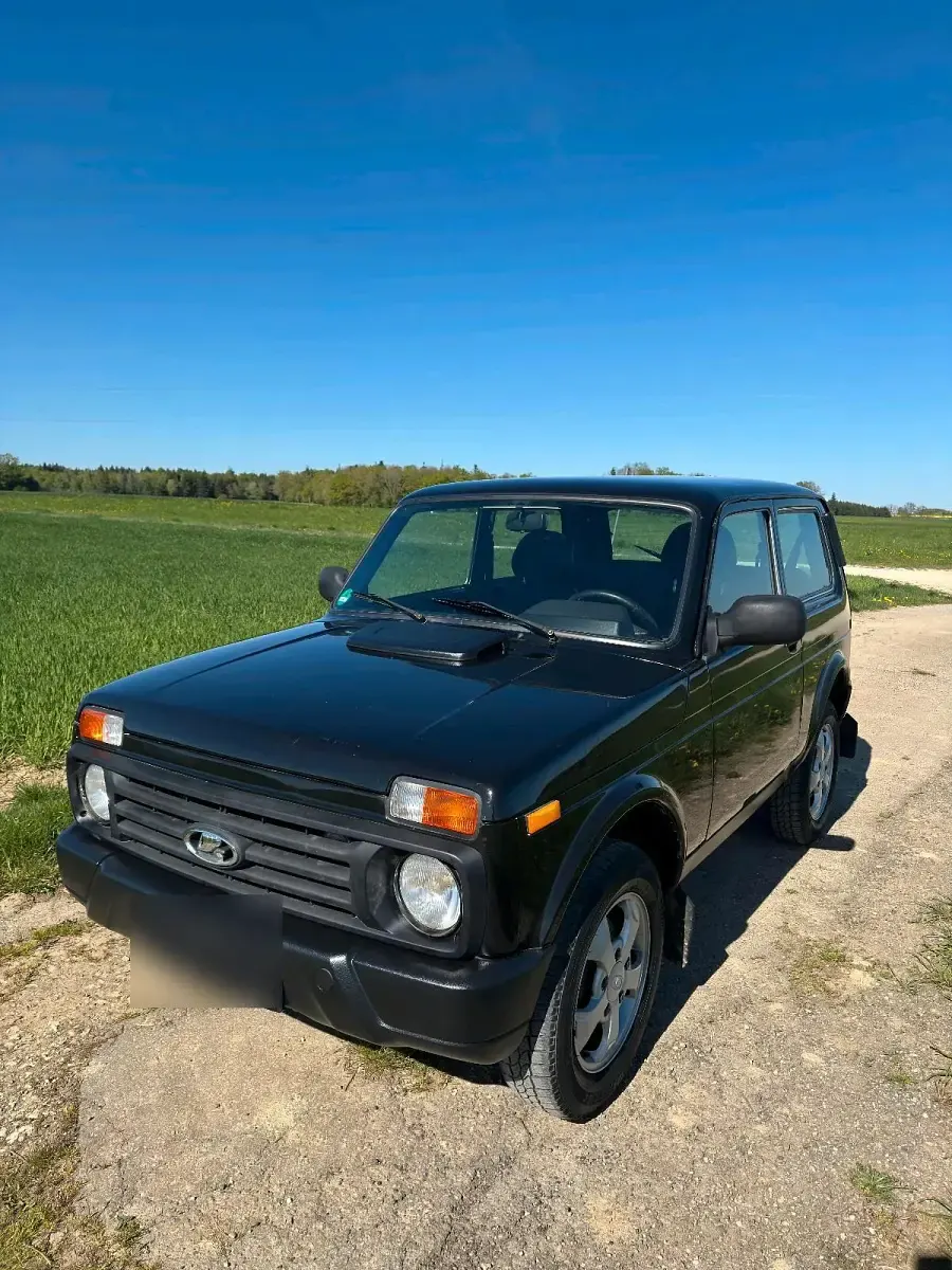 Second-hand Lada Urban 83 CP (61 kW) 2017 Negru SUV