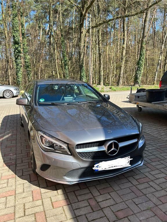 Grau Gebraucht 2018 Mercedes CLA180 Shooting Brake Kombi | 15.400 € (Fairer Preis) - Bild 1/4