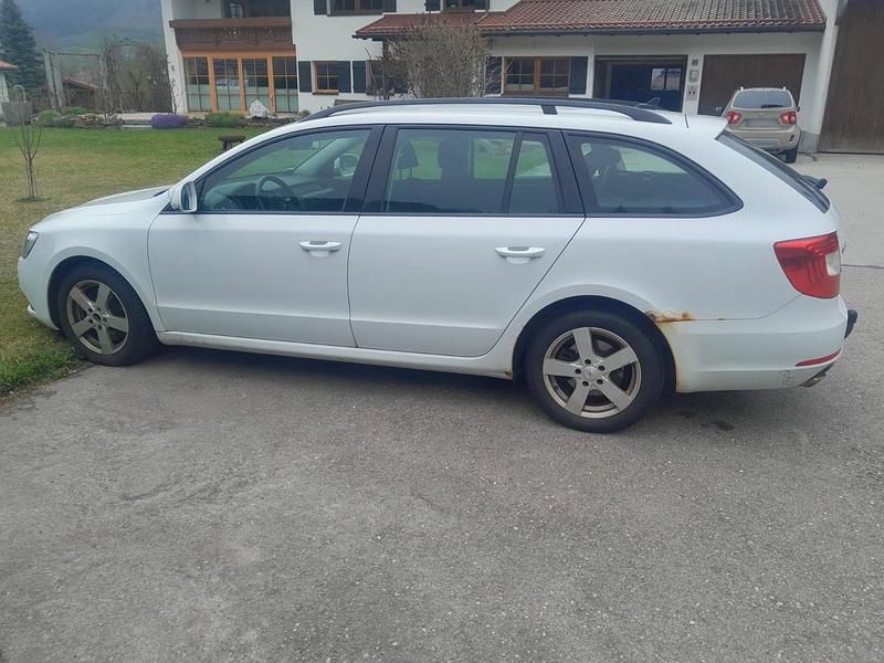 Gebraucht Skoda Superb 160 PS (117 kW) 2014 Weiß Kombi