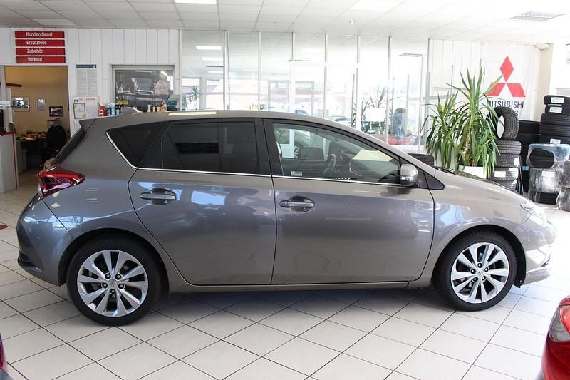 Gebraucht Toyota Auris Executive 116 PS (85 kW) 2017 Grau metallic