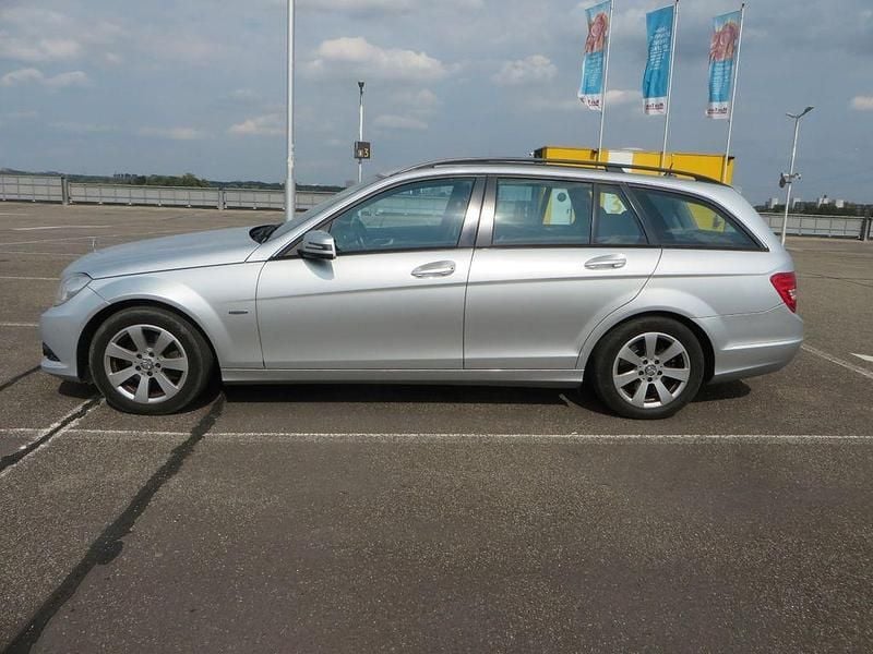 Silber Gebraucht 2011 Mercedes C220 Avantgarde Limousine | 6.700 € (Guter Preis) - Bild 1/4
