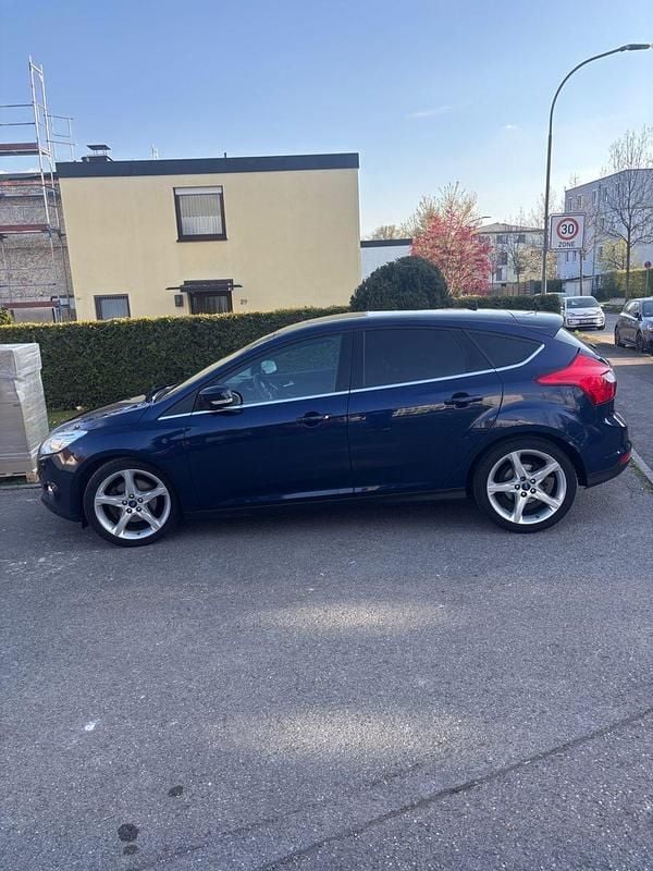 Używany Ford Focus Titanium 182 KM (133 kW) 2011 Niebieski Sedan/Limuzyna