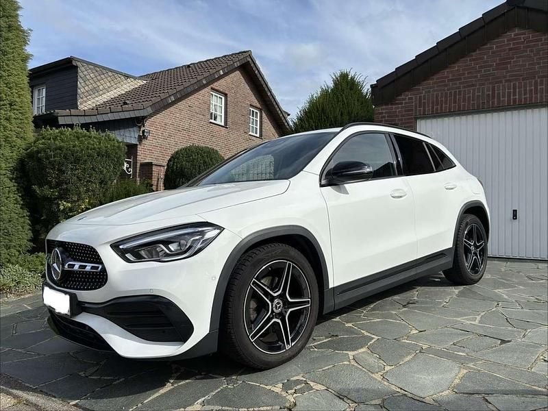 Weiß Gebraucht 2022 Mercedes GLA200 AMG line SUV | 32.500 € (Guter Preis) - Bild 1/4