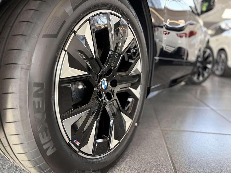 Neu BMW iX 300 kW (408 PS) 2025 M carbonschwarz SUV