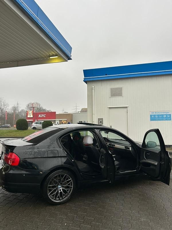 Gebraucht BMW 320 177 PS (130 kW) 2009 Schwarz Limousine