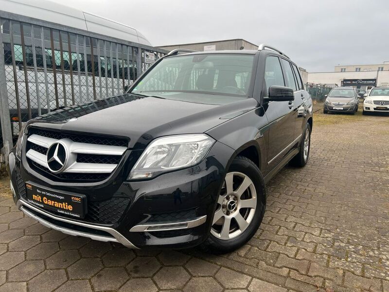 Obsidianschwarz metalliclack Gebraucht 2012 Mercedes GLK220 SUV | 16.350 € (Fairer Preis) - Bild 1/4
