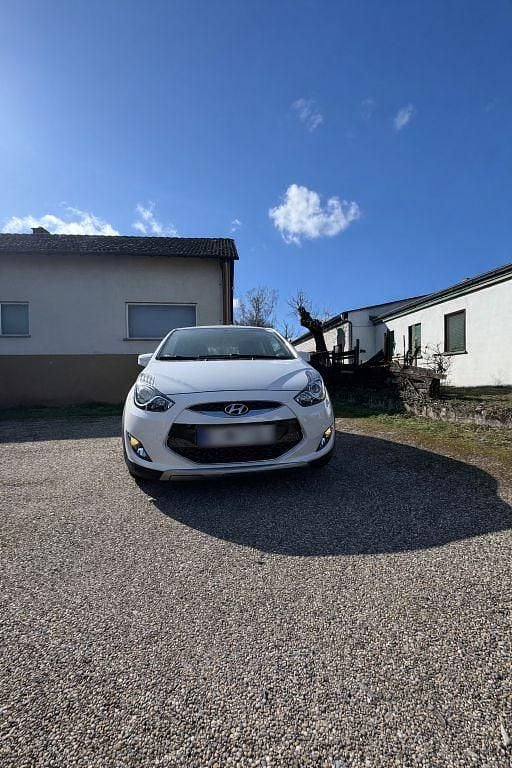 Gebraucht Hyundai ix20 90 PS (66 kW) 2014 Weiß Kleinwagen