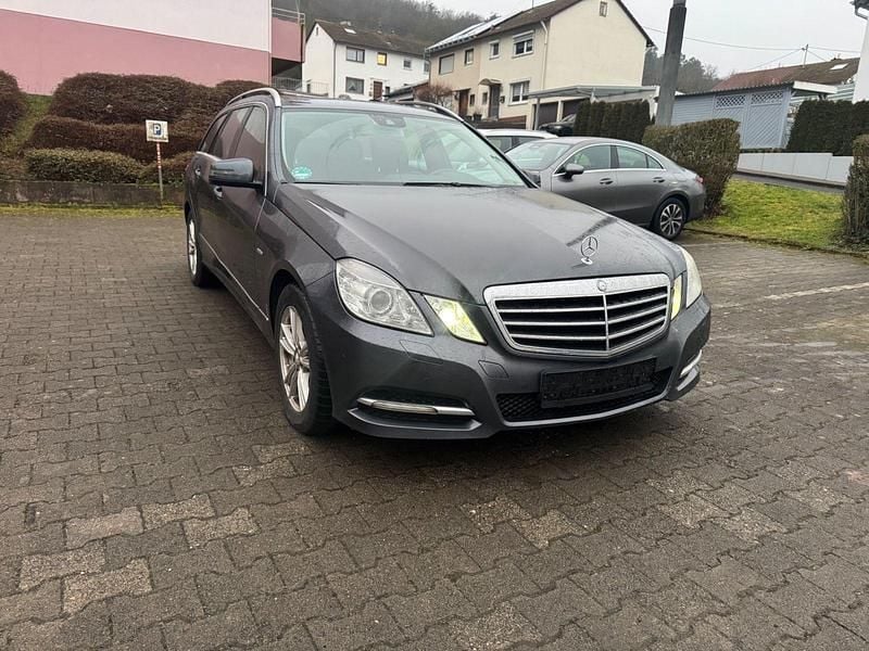 Grau Gebraucht 2010 Mercedes E200 Kombi | 7.400 € (Superpreis) - Bild 1/4