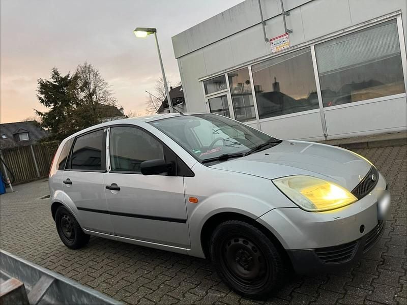 Gebraucht Ford Fiesta 101 PS (74 kW) 2002 Silber Kleinwagen