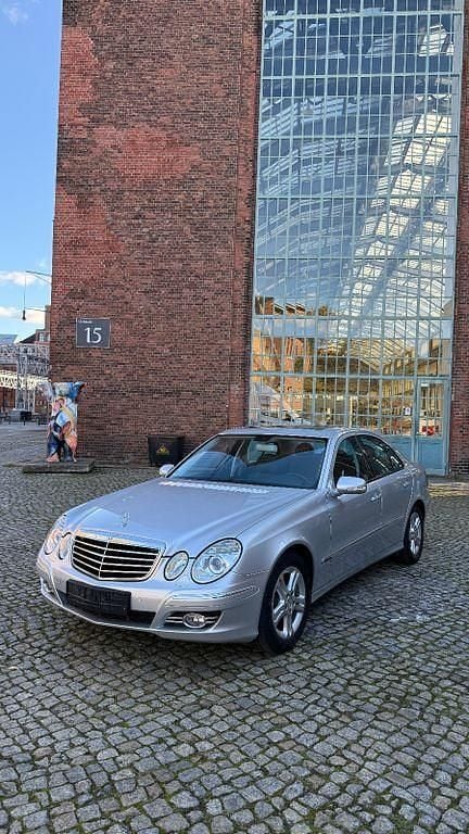 Silber Gebraucht 2007 Mercedes E220 Avantgarde Limousine | 10.990 € - Bild 1/4