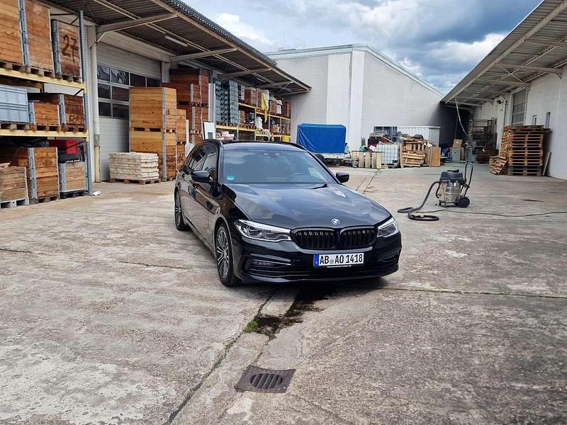 Schwarz Gebraucht 2019 BMW 520 Luxury Line Kombi | 18.500 € (Guter Preis) - Bild 1/4