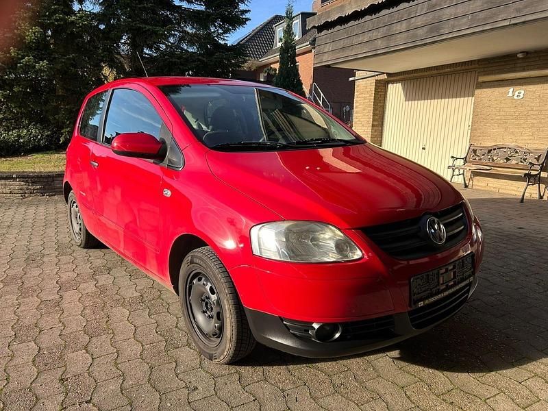 Rot Gebraucht 2011 VW Fox Kleinwagen | 1.450 € (Guter Preis) - Bild 1/4