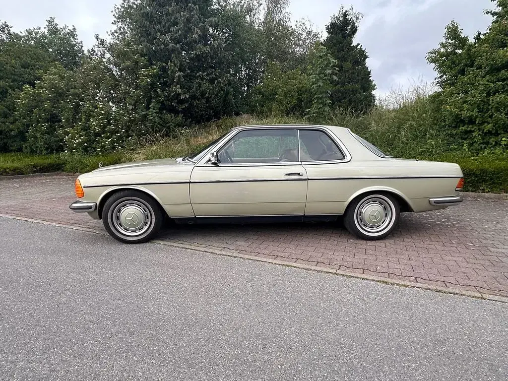 Gebraucht Mercedes 230 136 PS (100 kW) 1981 Andere farben Coupé