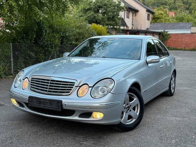 Silber Gebraucht 2005 Mercedes E220 Limousine | 4.900 € (Fairer Preis) - Bild 1/4