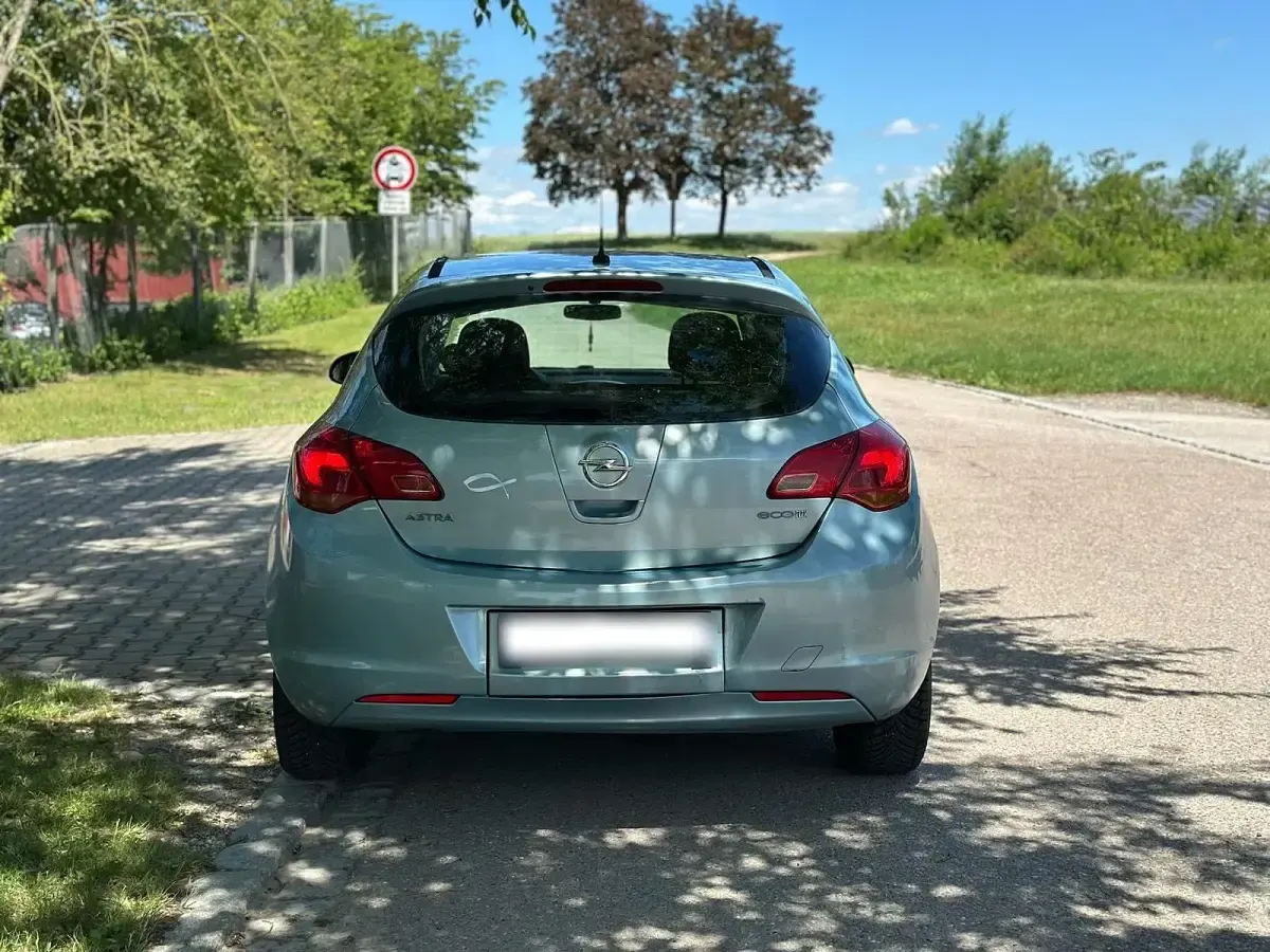 Gebraucht Opel Astra 100 PS (73 kW) 2011 Blau Kleinwagen