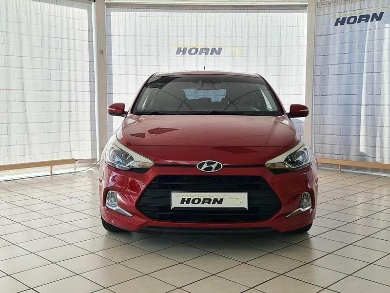 Gebraucht Hyundai i20 101 PS (74 kW) 2015 Red passion / mic Coupé