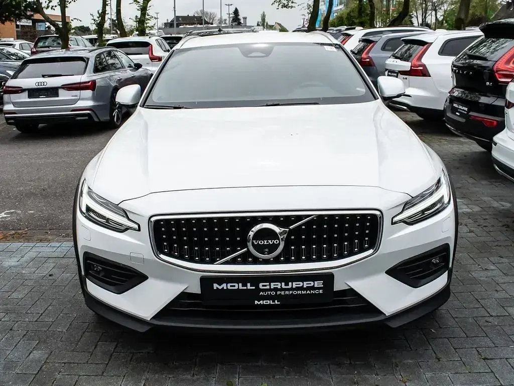 Gebraucht Volvo V60 CC Plus 197 PS (144 kW) 2024 Crystal white pearl / metallic Kombi