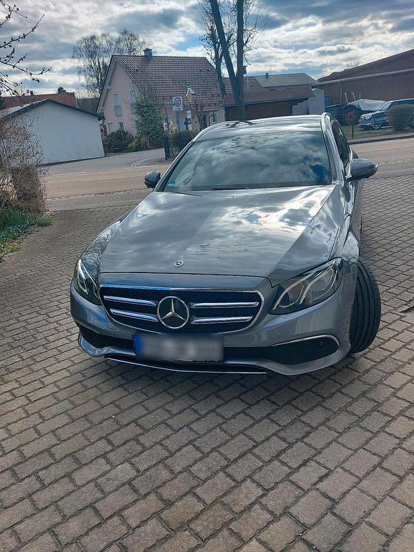 Grau Gebraucht 2018 Mercedes E300 Kombi | 21.990 € (Fairer Preis) - Bild 1/4
