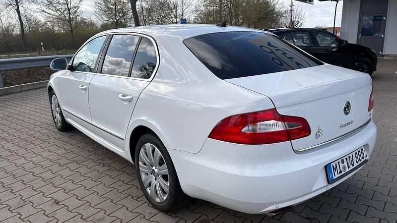 Gebraucht Skoda Superb 160 PS (117 kW) 2011 Weiß Limousine