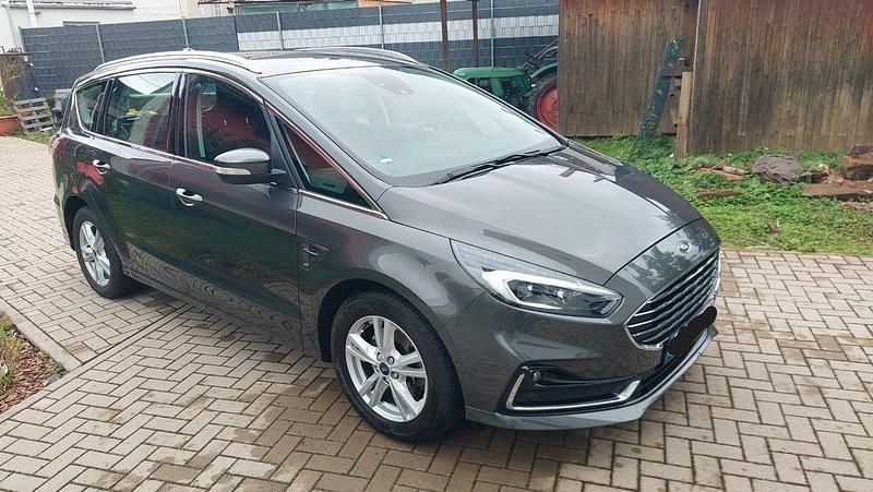 Grau Gebraucht 2020 Ford S-MAX Titanium Van / Kleinbus | 16.500 € (Fairer Preis) - Bild 1/4