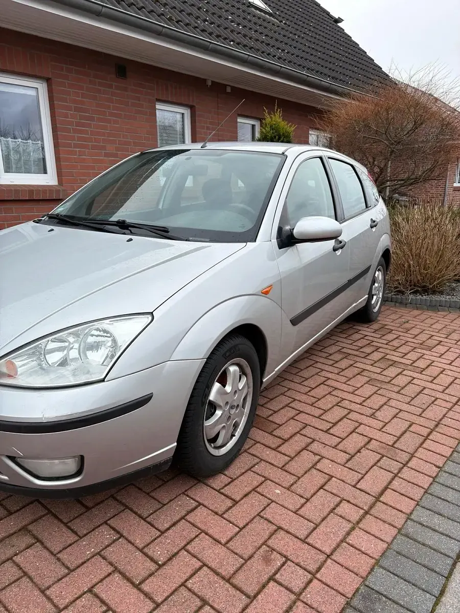 Używany Ford Focus 101 KM (74 kW) 2002 Srebrny Sedan/Limuzyna