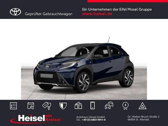 Juniper blue metallic/ night sky black Gebraucht 2022 Toyota Aygo Pulse Kleinwagen | 14.990 € (Fairer Preis) - Bild 1/4