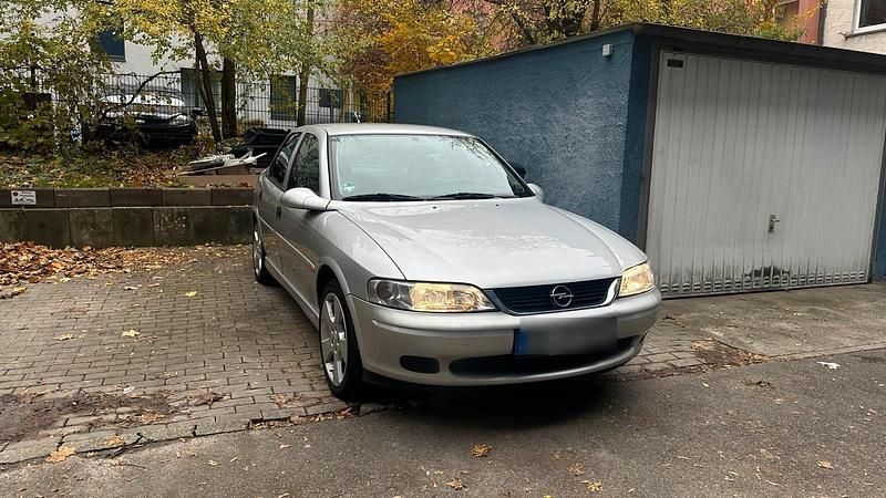 Grau Gebraucht 1999 Opel Vectra Limousine | 1.550 € (Fairer Preis) - Bild 1/4