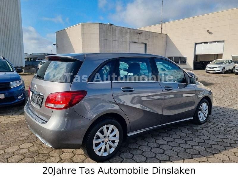 Gebraucht Mercedes B180 109 PS (80 kW) 2016 Mountaingrau Van / Kleinbus