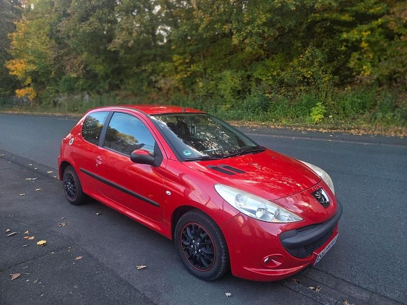 Rot Gebraucht 2011 Peugeot 206+ Kleinwagen | 2.999 € (Teuer) - Bild 1/4