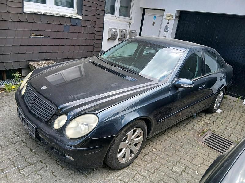 Second-hand Mercedes E240 177 CP (130 kW) 2003 Negru Berlinǎ