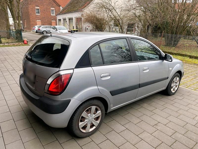 Gebraucht Kia Rio 71 PS (52 kW) 2008 Silber Kleinwagen