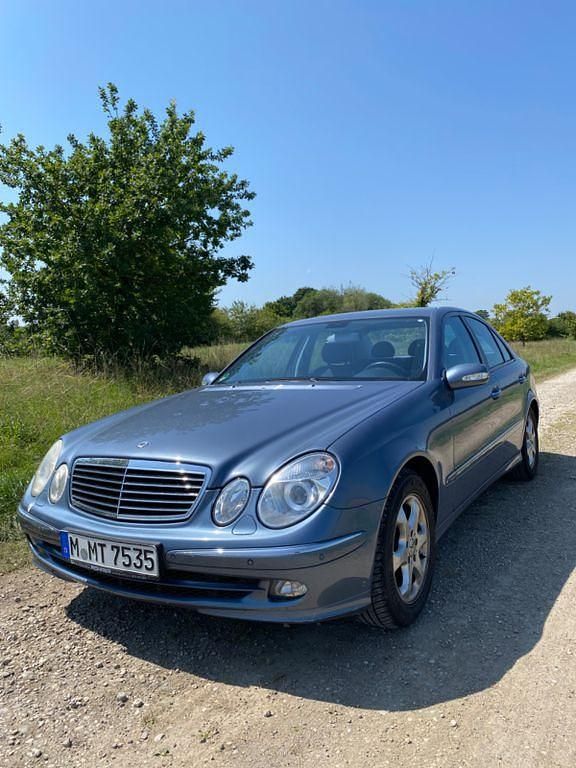 Silber Gebraucht 2005 Mercedes E350 Avantgarde Limousine | 5.555 € (Superpreis) - Bild 1/4
