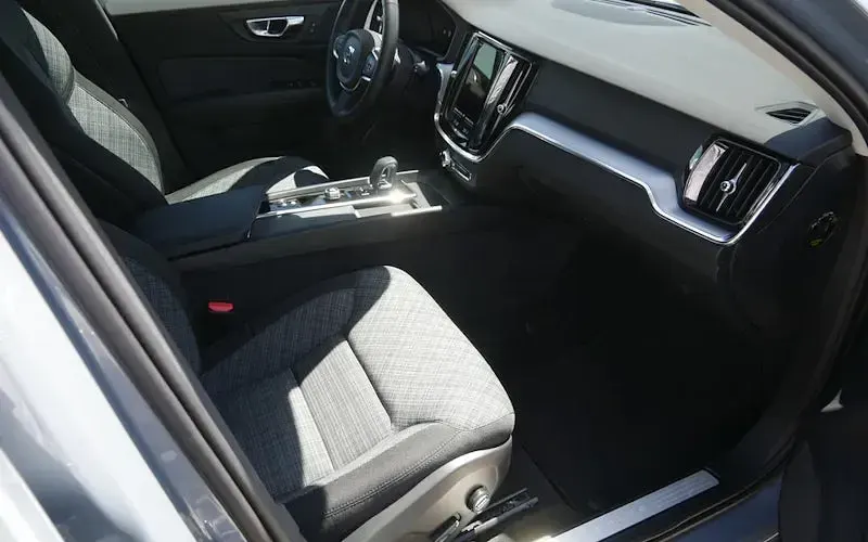 Gebraucht Volvo V60 Core 163 PS (119 kW) 2024 Grau / thunder grey (metallic) Kombi