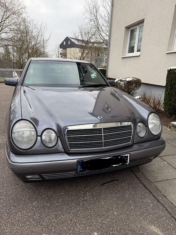 Grau Gebraucht 1997 Mercedes E200 Classic Limousine | 2.000 € (Superpreis) - Bild 1/4