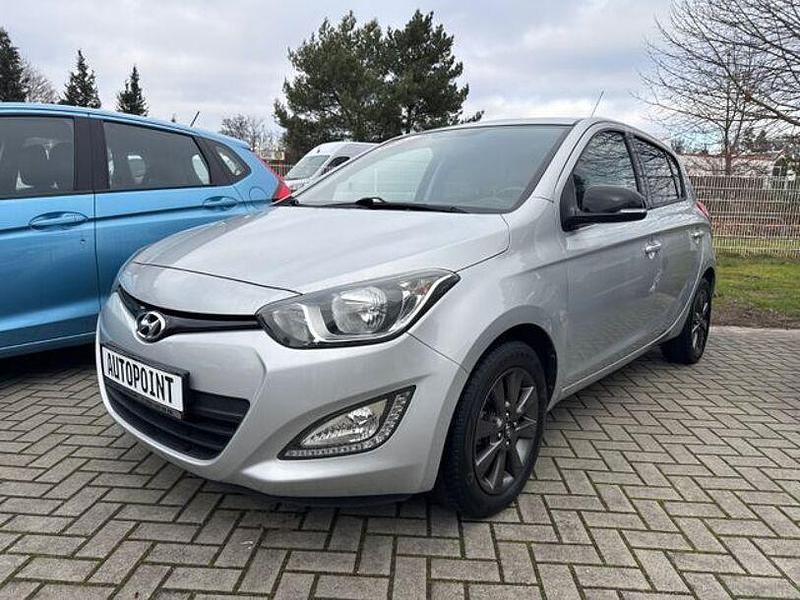 Silber Gebraucht 2013 Hyundai i20 Classic Limousine | 4.999 € (Fairer Preis) - Bild 1/4