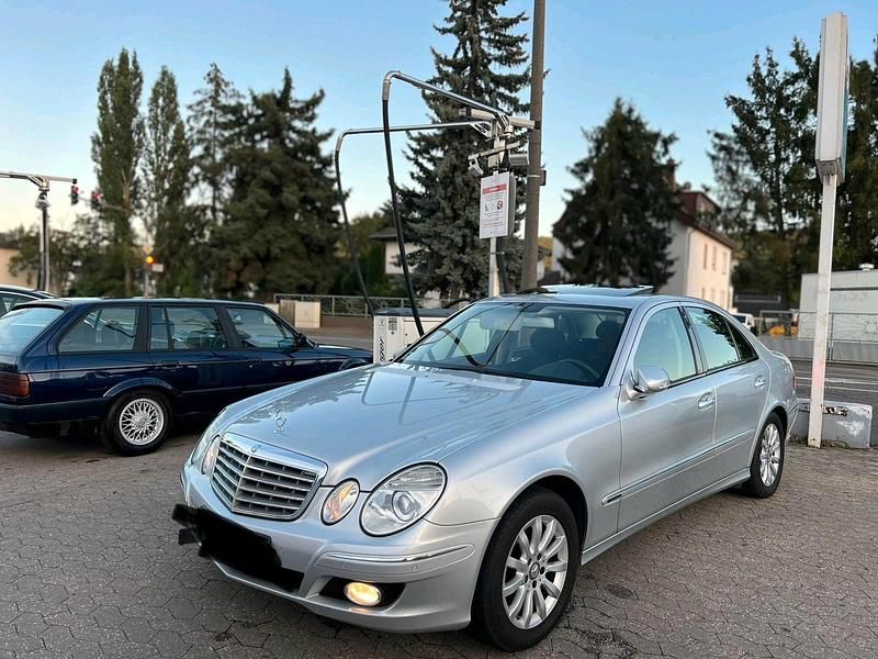 Grau Gebraucht 2007 Mercedes E220 Limousine | 10.200 € - Bild 1/4