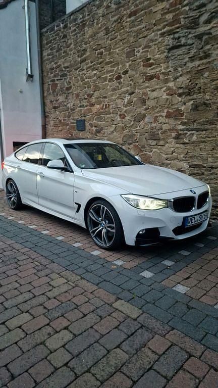 Weiß Gebraucht 2015 BMW 330 Gran Turismo Sport Line Limousine | 13.350 € (Etwas zu teuer) - Bild 1/4