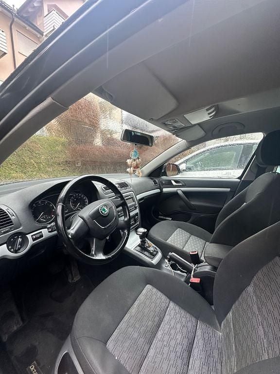 Gebraucht Skoda Octavia Elegance 122 PS (89 kW) 2010 Schwarz Kombi