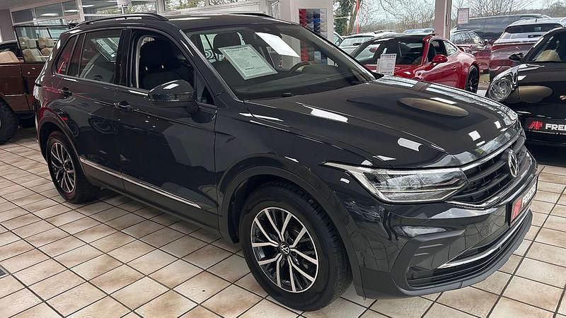 Gebraucht VW Tiguan Life 150 PS (110 kW) 2021 Uranograu/cinza urano SUV