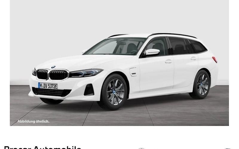 Weiß Gebraucht 2022 BMW 320e Shadowline Kombi | 27.780 € (Etwas zu teuer) - Bild 1/4