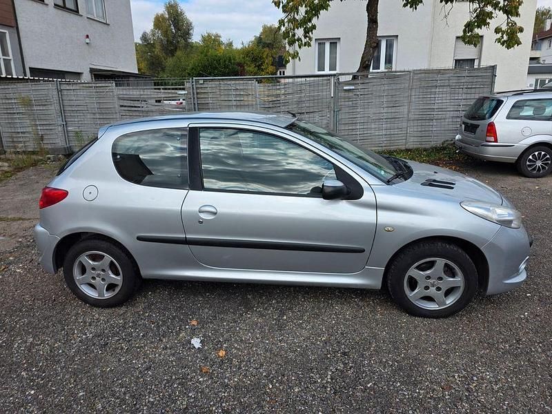 Gebraucht Peugeot 206+ Basis 60 PS (44 kW) 2009 Grau Kleinwagen