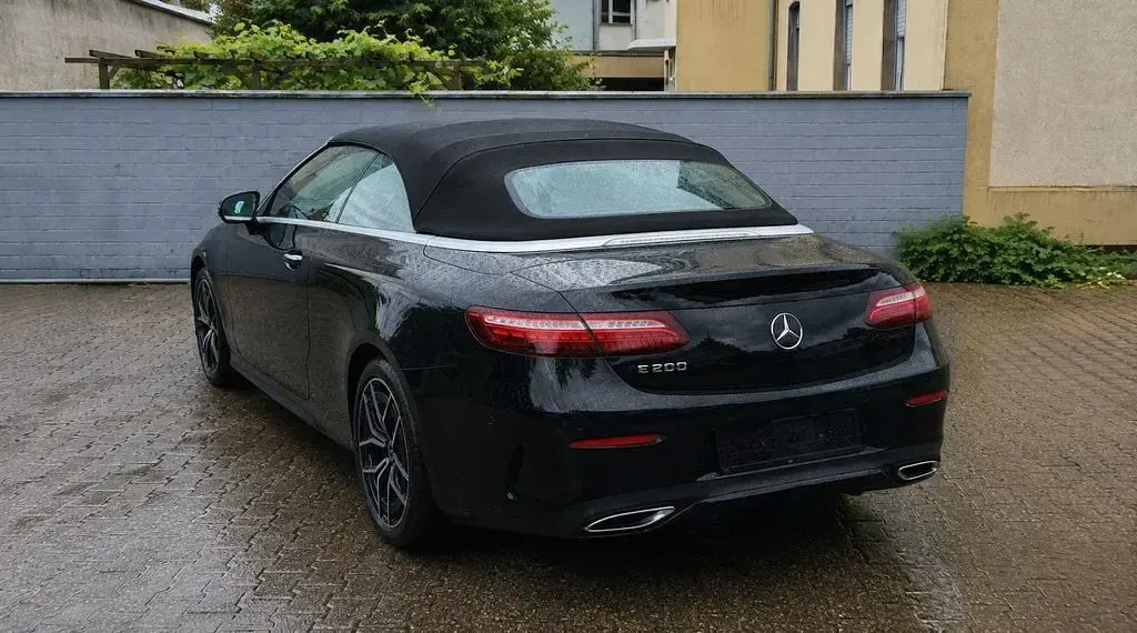 Gebraucht Mercedes E200 197 PS (144 kW) 2023 Schwarz Cabrio