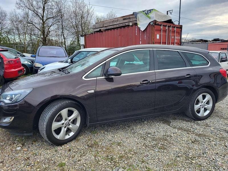 Gebraucht Opel Astra 179 PS (131 kW) 2012 Braun Kombi