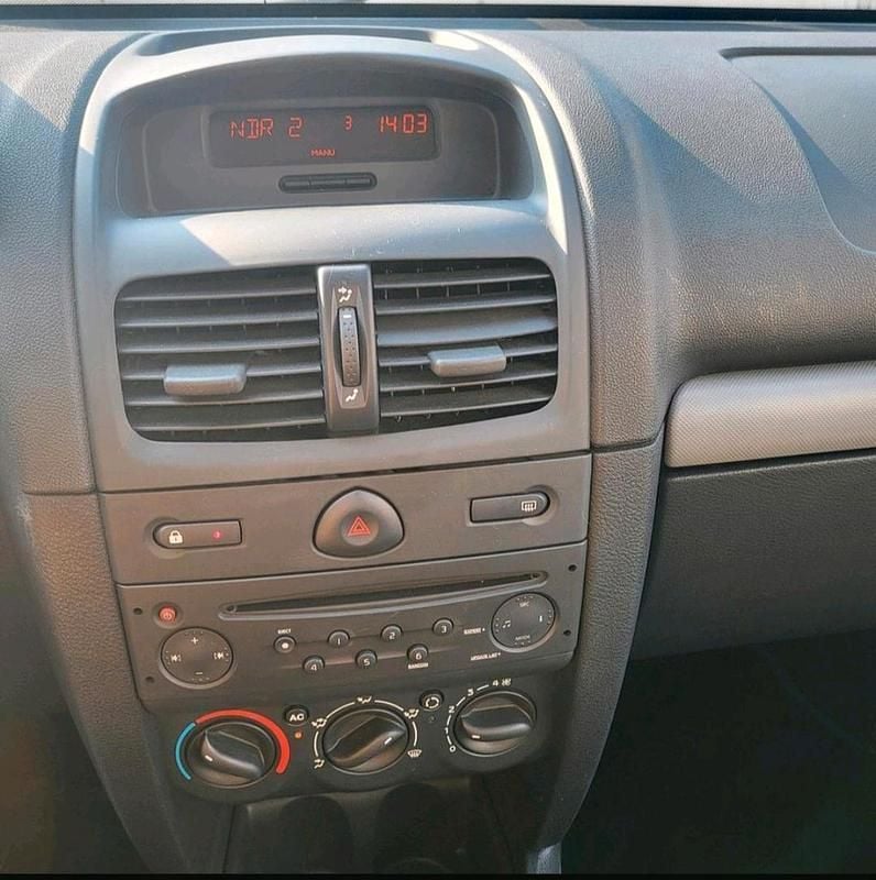 Używany Renault Clio II 75 KM (55 kW) 2011 Czarny Sedan/Limuzyna