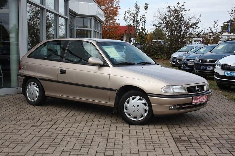 Beige Gebraucht 1996 Opel Astra Comfort Kleinwagen | 2.950 € (Fairer Preis) - Bild 1/4