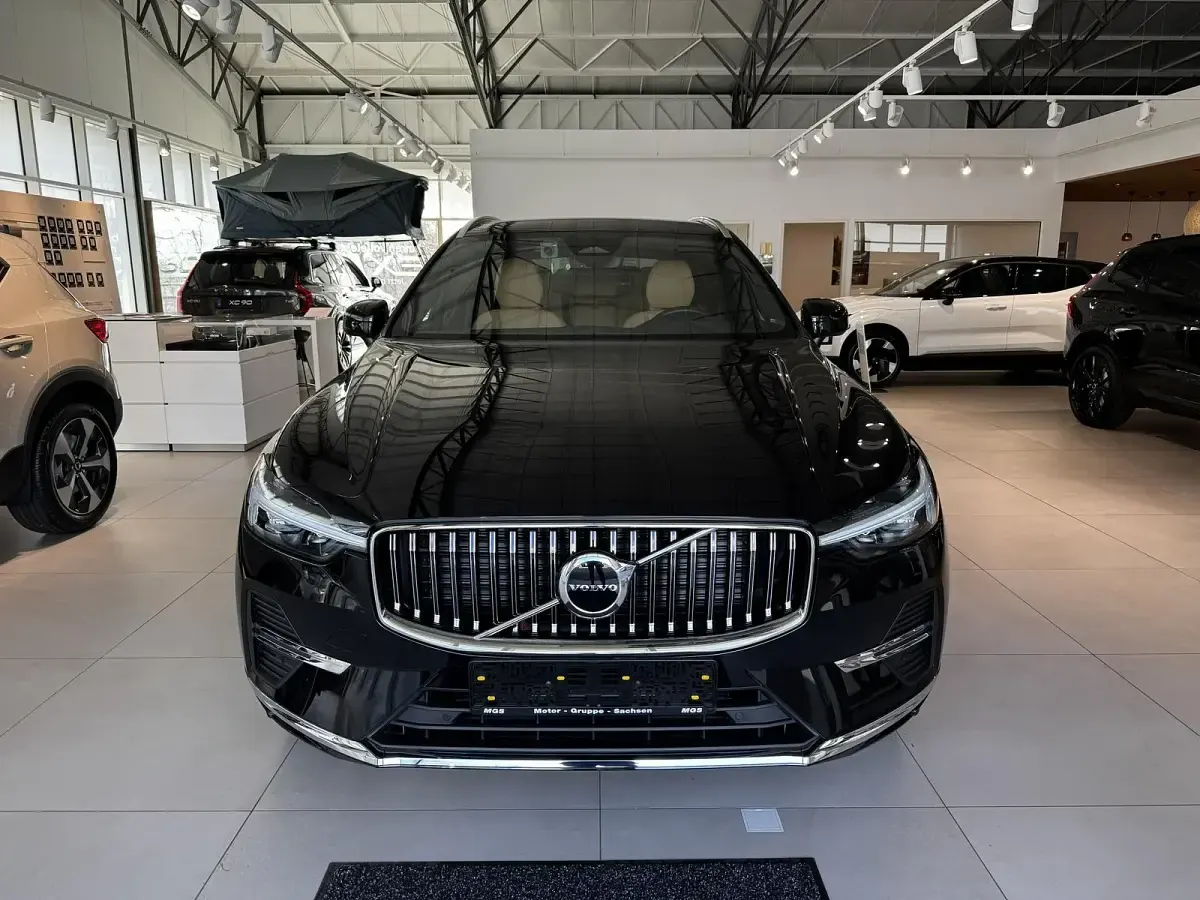 Gebraucht Volvo XC60 Plus 197 PS (144 kW) 2022 Onyx black / metallic SUV