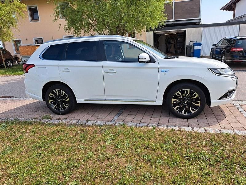 Weiß Gebraucht 2016 Mitsubishi Outlander P-HEV SUV | 14.450 € (Guter Preis) - Bild 1/4